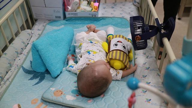 Em bé sơ sinh bị bỏ lại Bệnh viện thành ' con chung ' của cả khoa - Ảnh 2.