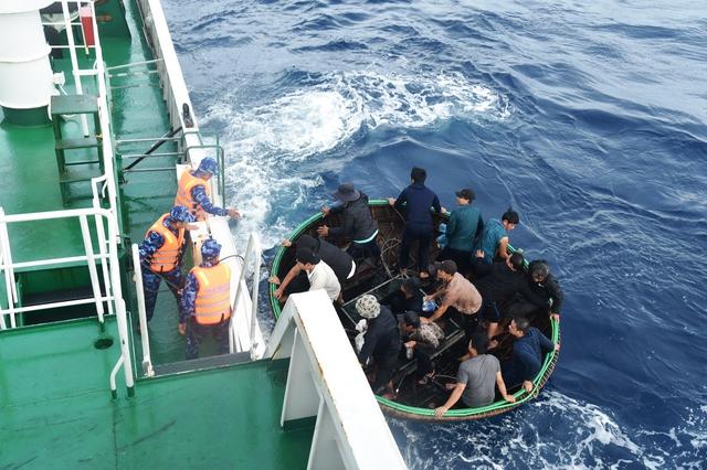 Cháy tàu giữa Trường Sa: Cảnh sát biển tiếp nhận, ứng cứu 52 ngư dân Đà Nẵng- Ảnh 1.