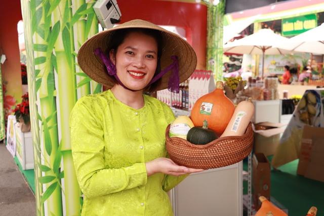 Cận cảnh trái cây độc lạ trong phiên chợ nông sản vùng miền - Bình Đông - Ảnh 2.