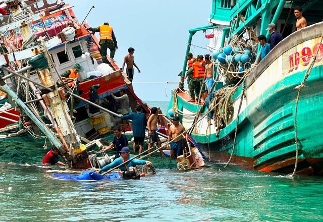 Cà Mau: Cứu 13 ngư dân tàu cá va đá ngầm bị chìm ở đảo Hòn Chuối    - Ảnh 2.