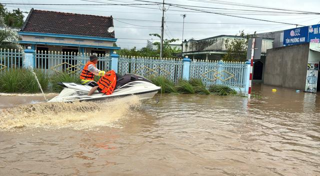 Ngập sâu nghiêm trọng trên QL1 tại xã Hồng Sơn gây ách tắc giao thông cục bộ - Ảnh 2.
