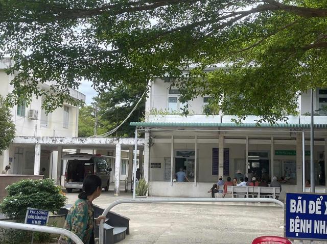 Đá ở chân đèo Đại Ninh đổ xuống xe chở 11 người nước ngoài, 1 người chết- Ảnh 2. Tai nạn hy hữu ở đèo Đại Ninh, 1 người nước ngoài tử vong - Ảnh 2.