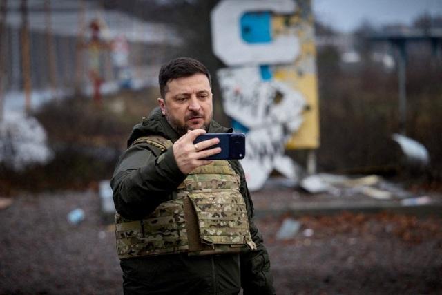 Chiến sự Ukraine ngày 1.388: Kyiv tuyên bố vẫn giữ Siversk, ông Zelensky thị sát tiền tuyến - Ảnh 2.