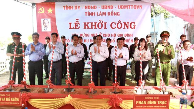 Ông Phan Đình Trạc khởi công xây dựng nhà cho người dân vùng lũ tại Lâm Đồng - Ảnh 1.