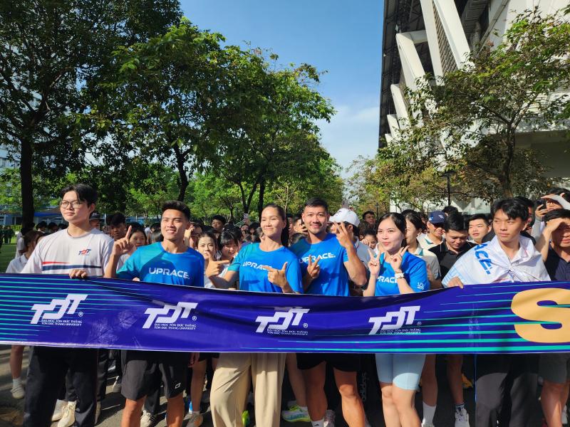 Hoa hậu H'Hen Niê chạy bộ cùng 2.000 sinh viên, giảng viên, người lao động  - Ảnh 1.