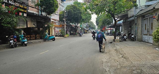 Người đàn ông dắt chó xin việc khắp TP . HCM tìm được bến đỗ bình yên - Ảnh 2.