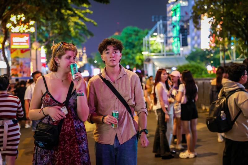 Tối nay, 'biển người' đang ở trung tâm TP.HCM chờ ngắm pháo hoa giao thừa 2026 - Ảnh 12.