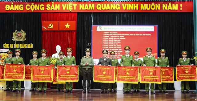 Bộ Công an tặng Cờ thi đua cho 42 tập thể thuộc Công an tỉnh Quảng Ngãi- Ảnh 2.