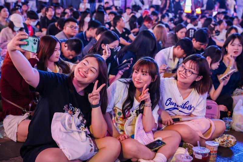 Tối nay, 'biển người' đang ở trung tâm TP.HCM chờ ngắm pháo hoa giao thừa 2026 - Ảnh 11.