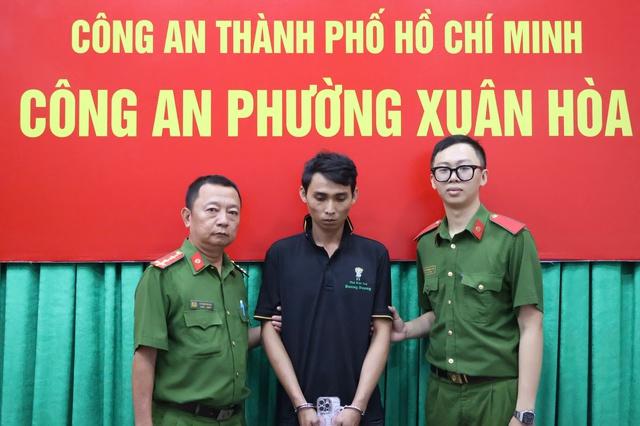 TP.HCM: Cướp giật điện thoại giữa ban ngày, chưa kịp bán thì bị công an bắt- Ảnh 1.