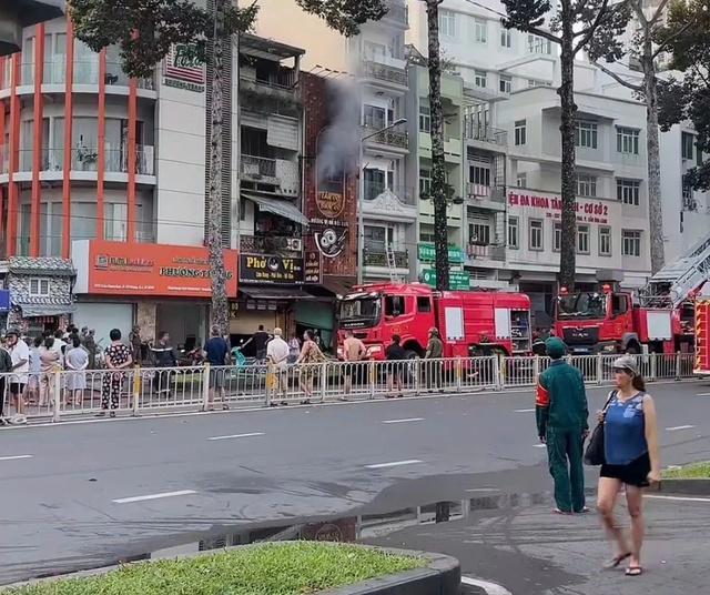 Cháy quán ăn ở trung tâm TP.HCM lúc rạng sáng, nhiều người bị ngạt khói- Ảnh 2.