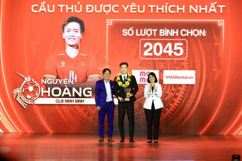 Hoàng Đức lập hat-trick Quả bóng vàng Việt Nam, Bích Thùy lần đầu nhận Quả bóng vàng nữ- Ảnh 2.