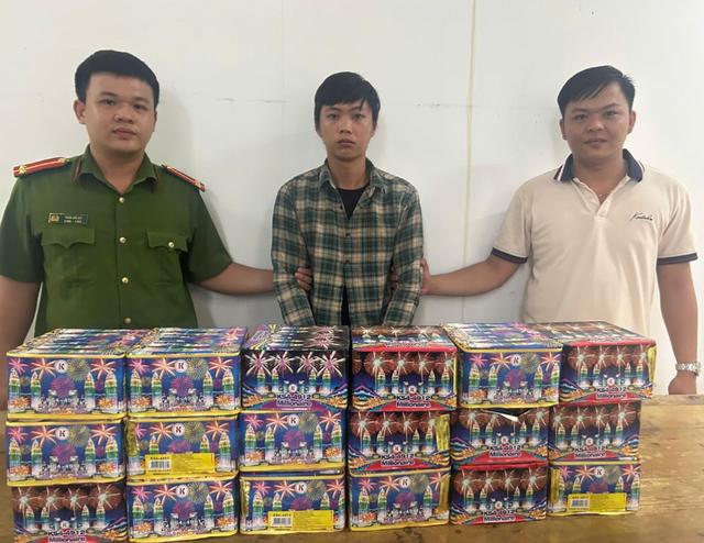 Bắt giữ 2 vụ mua bán pháo nổ trái phép tại xã Xuân Thới Sơn, TP.HCM- Ảnh 2.