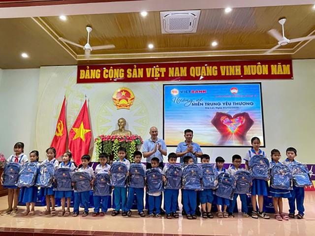 Vietbank hướng về miền Trung yêu thương, trao 3.600 suất quà cho đồng bào vùng lũ- Ảnh 3.