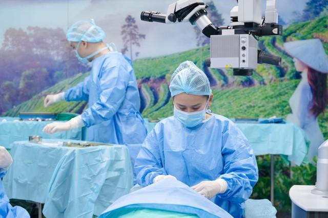 Sáng chế ghép giác mạc của bác sĩ Việt giúp cụ ông 80 tuổi tránh mù lòa - Ảnh 3.