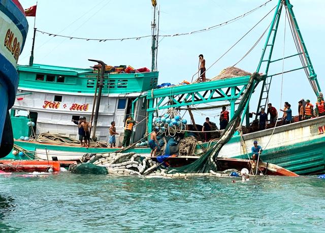 Cà Mau: Cứu 13 ngư dân tàu cá va đá ngầm bị chìm ở đảo Hòn Chuối    - Ảnh 3.