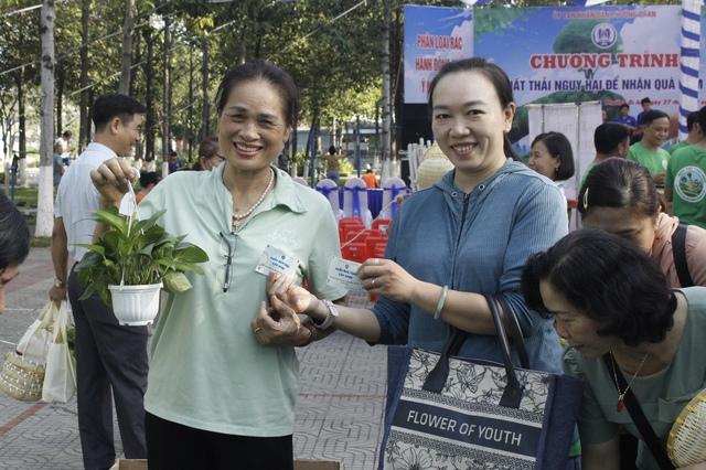 Người dân TP . HCM đổi pin cũ lấy quà thân thiện môi trường tại Dĩ An - Ảnh 3.