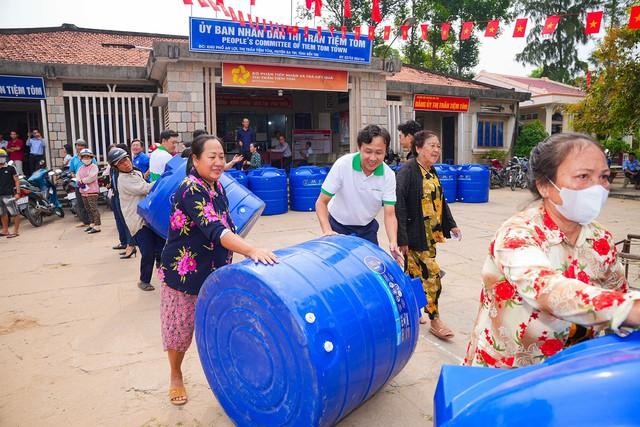 FE CREDIT đồng hành cùng người dân vùng lũ trên hành trình ‘hồi sinh’ cuộc sống- Ảnh 3.