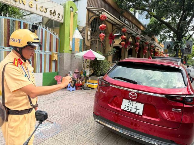 Công an tham gia xử lý lấn chiếm vỉa hè , lòng đường tại TP . HCM - Ảnh 3.
