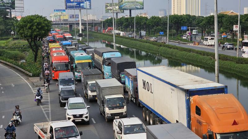 Cửa ngõ phía tây ùn ứ người dân trở về quê nghỉ Tết Dương lịch 2026 - Ảnh 3.