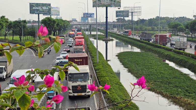 Cửa ngõ phía tây ùn ứ người dân trở về quê nghỉ Tết Dương lịch 2026 - Ảnh 2.