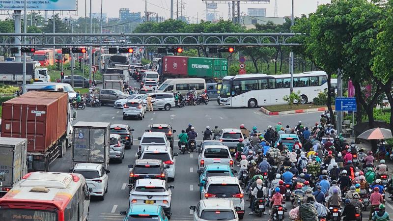 Cửa ngõ phía tây ùn ứ người dân trở về quê nghỉ Tết Dương lịch 2026 - Ảnh 4.