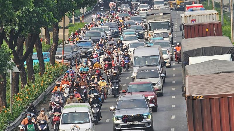 Cửa ngõ phía tây ùn ứ người dân trở về quê nghỉ Tết Dương lịch 2026 - Ảnh 1.