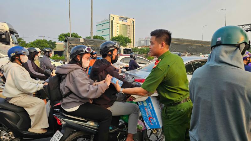 Cửa ngõ phía tây ùn ứ người dân trở về quê nghỉ Tết Dương lịch 2026 - Ảnh 5.