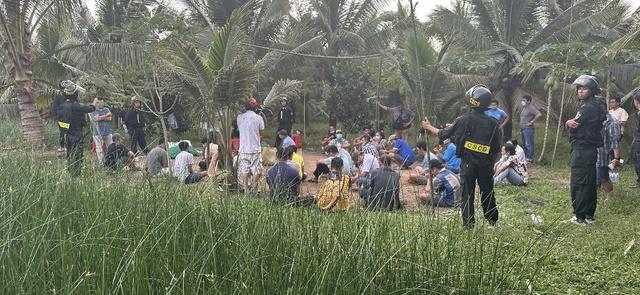 Vĩnh Long: Triệt xóa điểm đánh bạc giữa đồng lác, bắt 32 người- Ảnh 2.