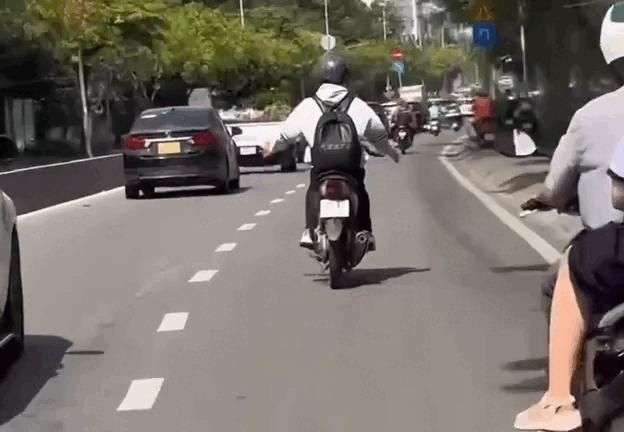 Nam thanh niên 19 tuổi bị CSGT TP.HCM tịch thu xe vì buông 2 tay lái xe - Ảnh 2.