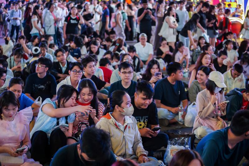Tối nay, 'biển người' đang ở trung tâm TP.HCM chờ ngắm pháo hoa giao thừa 2026 - Ảnh 1.