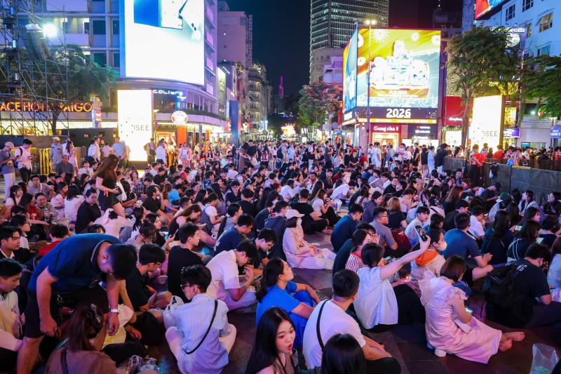 Tối nay, 'biển người' đang ở trung tâm TP.HCM chờ ngắm pháo hoa giao thừa 2026 - Ảnh 8.