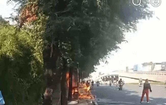 TP.HCM: Đẩy xe thức ăn đi bán, bình gas mini phát nổ ở cầu vượt Linh Xuân- Ảnh 1.