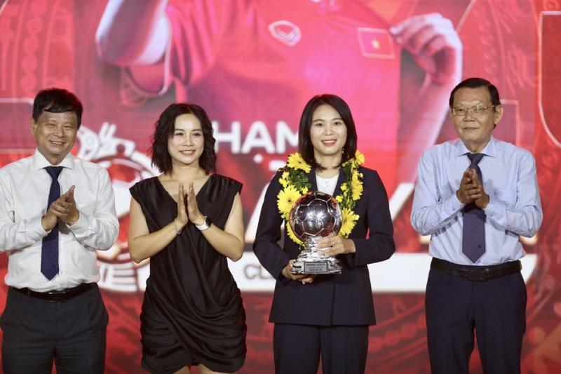 Hoàng Đức lập hat-trick Quả bóng vàng Việt Nam, Bích Thùy lần đầu nhận Quả bóng vàng nữ- Ảnh 8.