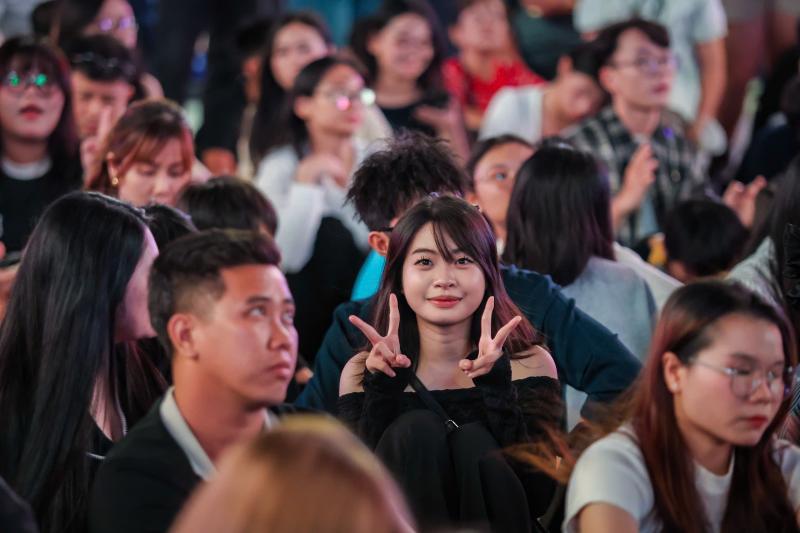 Tối nay, 'biển người' đang ở trung tâm TP.HCM chờ ngắm pháo hoa giao thừa 2026 - Ảnh 14.