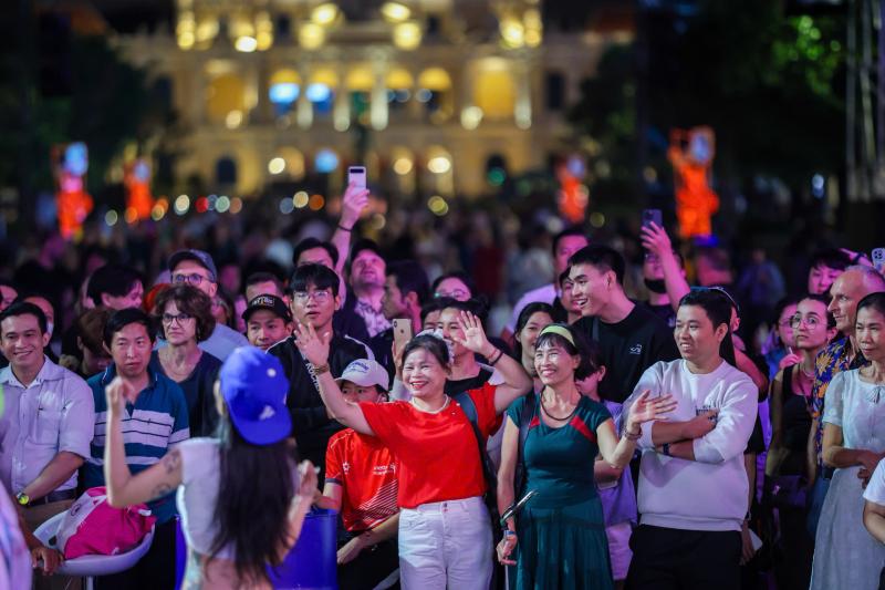 Tối nay, 'biển người' đang ở trung tâm TP.HCM chờ ngắm pháo hoa giao thừa 2026 - Ảnh 10.