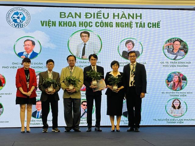 Biến 'gánh ve chai' thành công nghiệp tái chế Việt Nam- Ảnh 1.