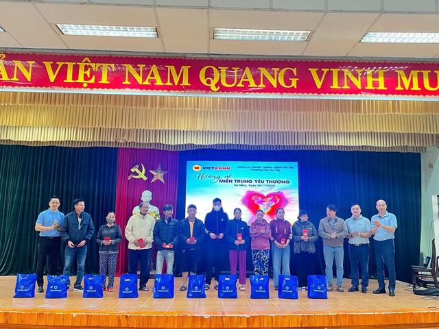 Vietbank hướng về miền Trung yêu thương, trao 3.600 suất quà cho đồng bào vùng lũ- Ảnh 4.