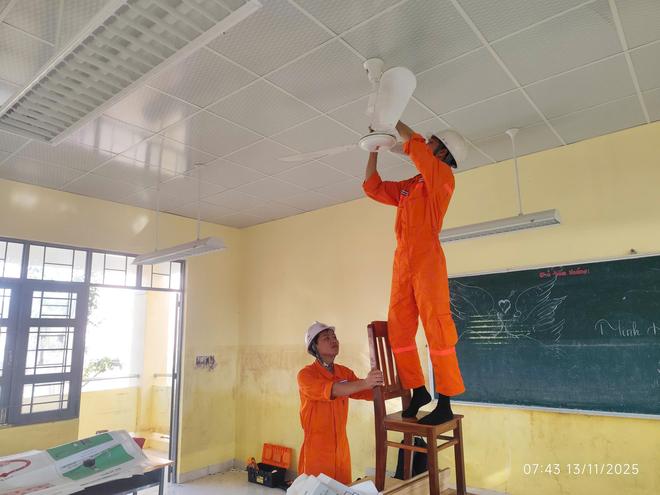 EVNGENCO3 hỗ trợ hơn 7 tỉ đồng cho miền Trung, Tây nguyên sau bão lũ - Ảnh 4.