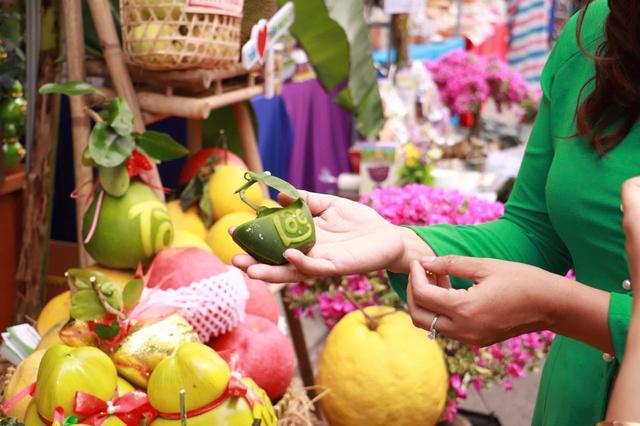 Cận cảnh trái cây độc lạ trong phiên chợ nông sản vùng miền - Bình Đông - Ảnh 3.