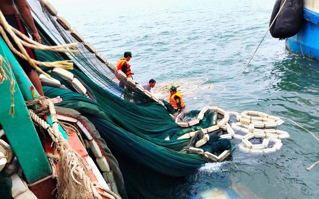 Cà Mau: Cứu 13 ngư dân tàu cá va đá ngầm bị chìm ở đảo Hòn Chuối    - Ảnh 4.