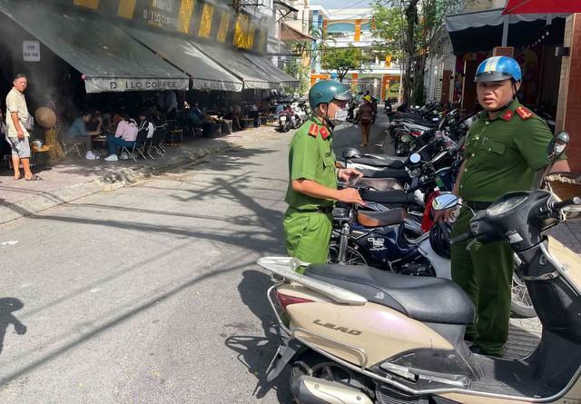 Công an tham gia xử lý lấn chiếm vỉa hè , lòng đường tại TP . HCM - Ảnh 4.