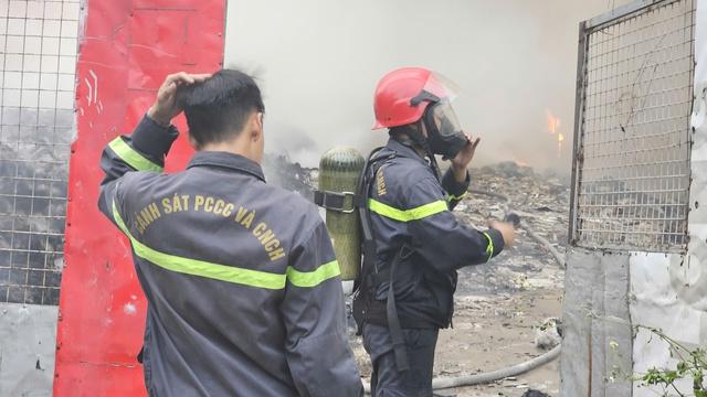 TP.HCM: Cháy bãi rác rộng hàng trăm mét vuông ở phường Đông Hòa- Ảnh 3.