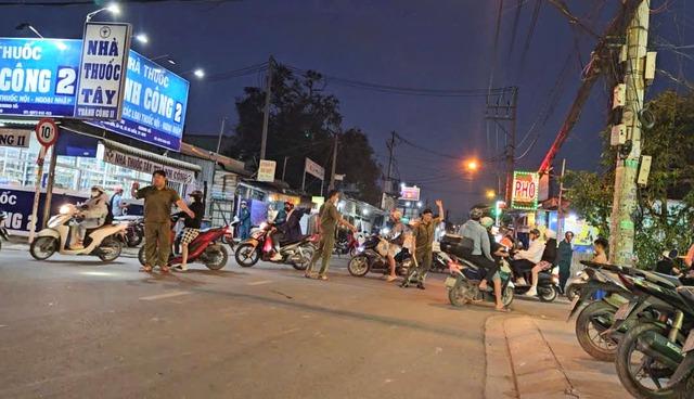 Phong tỏa đường Phan Văn Hớn, TP.HCM vì tai nạn giao thông- Ảnh 3.