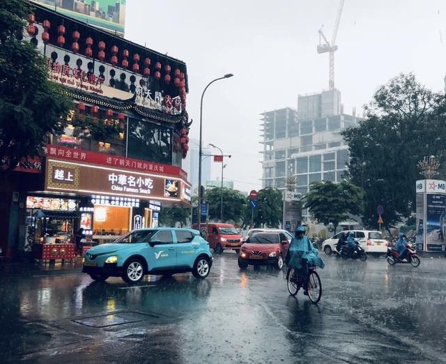 Sài Gòn đang sấm to, mưa lớn   - Ảnh 2.
