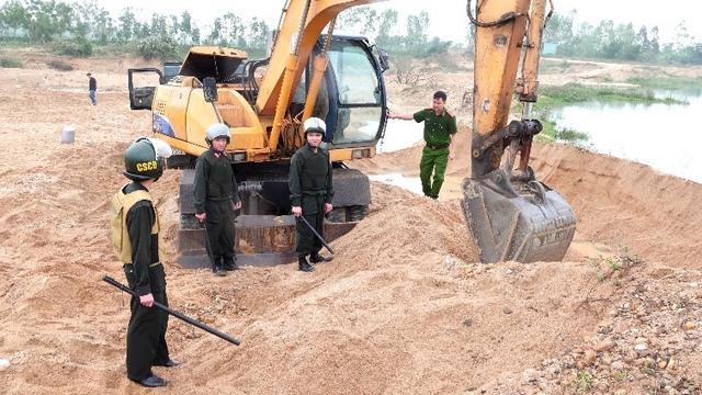 Cảnh sát đột kích rạng sáng, tạm giữ 39 người ở bãi khai thác cát trái phép - Ảnh 4.