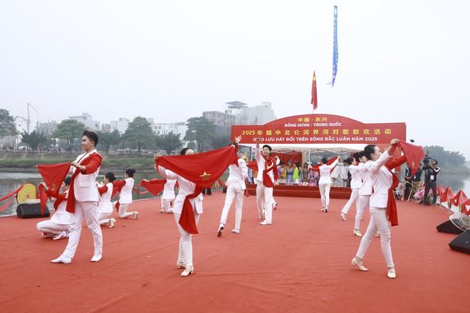 Thanh niên Việt - Trung hát đối trên sông biên giới - Ảnh 6.