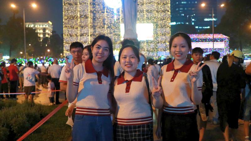 Đông kín người xuống phố đón Giáng sinh: Nhà thờ Đức Bà trở thành điểm nóng check-in - Ảnh 4.