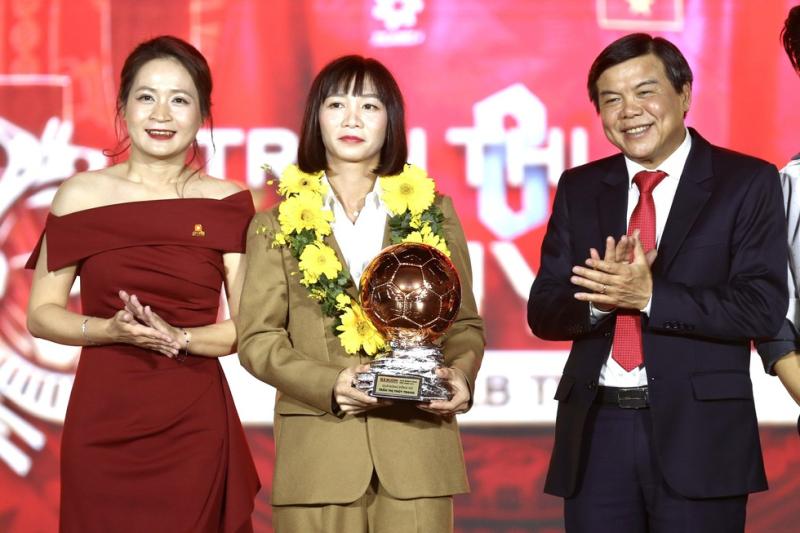 Hoàng Đức lập hat-trick Quả bóng vàng Việt Nam, Bích Thùy lần đầu nhận Quả bóng vàng nữ- Ảnh 9.