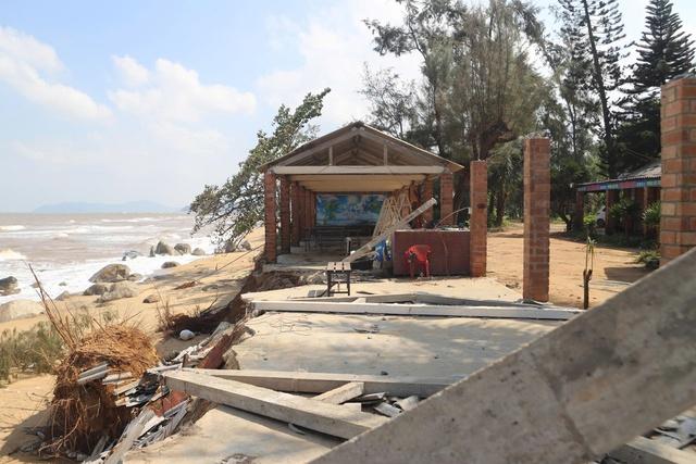 Bờ biển Hàm Rồng nổi tiếng với nét đẹp hoang sơ bị tàn phá sau mưa lũ - Ảnh 3.